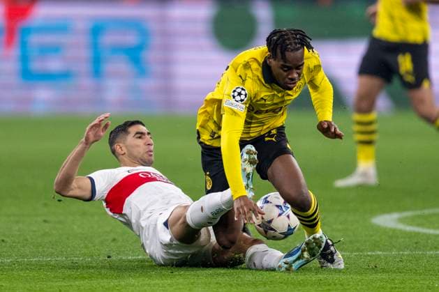 Fußball: Champions League. 6. Spieltag: Borussia Dortmund - Paris St. Germain am 13.12.2023 im Signal-Iduna-Park: PSGs Achraf Hakimi (l.) und Dortmunds Jamie Bynoe-Gittens kämpfen um den Ball. WICHTIGER HINWEIS: Gemäß den Vorgaben der UEFA ist es untersagt, in dem Stadion und oder vom Spiel angefertigte Fotoaufnahmen in Form von Sequenzbildern und oder videoähnlichen Fotostrecken zu verwerten bzw. verwerten zu lassen. Copyright: xKirchner DavidxInderliedx