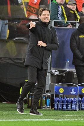 13.12.2023, xsltx, Fussball UEFA Champions League, Borussia Dortmund - Paris St.Germain PSG emspor, v.l. Trainer Edin Terzic (Borussia Dortmund) gestikuliert gibt Anweisungen mit den Armen gestikulieren gives instructions, gesticulate. (DFL DFB REGULATIONS PROHIBIT ANY USE OF PHOTOGRAPHS as IMAGE SEQUENCES and or QUASI-VIDEO) Dortmund