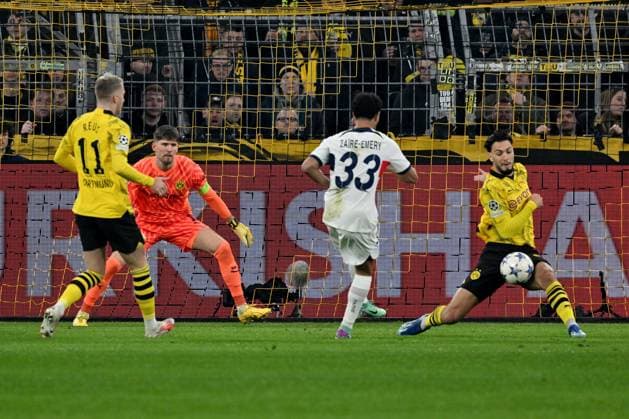 13.12.2023, xsltx, Fussball UEFA Champions League, Borussia Dortmund - Paris St.Germain PSG emspor, v.l. Marco Reus (Borussia Dortmund) Gregor Kobel (Borussia Dortmund) Waren Zaire-Emery (FC Paris Saint-Germain) Ramy Bensebaini (Borussia Dortmund) Zweikampf, Aktion, action, battle for the ball (DFL DFB REGULATIONS PROHIBIT ANY USE OF PHOTOGRAPHS as IMAGE SEQUENCES and or QUASI-VIDEO) Dortmund