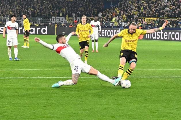 13.12.2023, xsltx, Fussball UEFA Champions League, Borussia Dortmund - Paris St.Germain PSG emspor, v.l. Lucas Hernandez (FC Paris Saint-Germain) Marius Wolf (Borussia Dortmund) Zweikampf, Aktion, action, battle for the ball (DFL DFB REGULATIONS PROHIBIT ANY USE OF PHOTOGRAPHS as IMAGE SEQUENCES and or QUASI-VIDEO) Dortmund