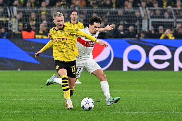 13.12.2023, xsltx, Fussball UEFA Champions League, Borussia Dortmund - Paris St.Germain PSG emspor, v.l. Vitinha (FC Paris Saint-Germain) Marco Reus (Borussia Dortmund) Zweikampf, Aktion, action, battle for the ball (DFL DFB REGULATIONS PROHIBIT ANY USE OF PHOTOGRAPHS as IMAGE SEQUENCES and or QUASI-VIDEO) Dortmund