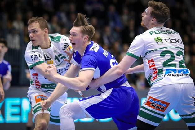 Sport Themen der Woche KW50 Sport Bilder des Tages 13.12.2023, Gummersbach, Handball, DHB-Pokal Achtelfinale, Schwalbe-Arena, VfL Gummersbach - FRISCH AUF! Göppingen: Ole Magnus Pregler (VfL Gummersbach) behauptet sich mit wehenden Haaren gegen Vid Poteko (Frisch Auf Göppingen) und Erik Persson (Frisch Auf Göppingen) Nordrhein-Westfalen Deutschland *** 13 12 2023, Gummersbach, Handball, DHB Pokal Round of 16, Schwalbe Arena, VfL Gummersbach FRISCH AUF Göppingen Ole Magnus Pregler VfL Gummersbach asserts himself with blowing hair against Vid Poteko Frisch Auf Göppingen and Erik Persson Frisch Auf Göppingen North Rhine-Westphalia Germany