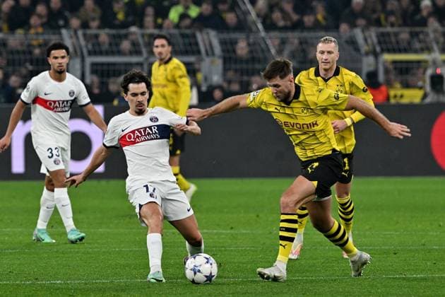 13.12.2023, xsltx, Fussball UEFA Champions League, Borussia Dortmund - Paris St.Germain PSG emspor, v.l. Vitinha (FC Paris Saint-Germain) Niclas Füllkrug (Borussia Dortmund) Zweikampf, Aktion, action, battle for the ball (DFL DFB REGULATIONS PROHIBIT ANY USE OF PHOTOGRAPHS as IMAGE SEQUENCES and or QUASI-VIDEO) Dortmund