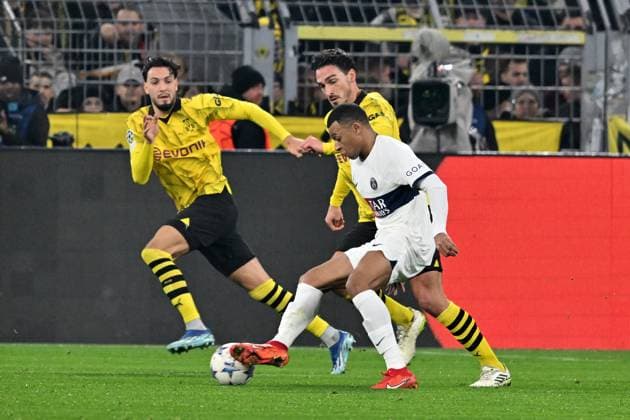 13.12.2023, xsltx, Fussball UEFA Champions League, Borussia Dortmund - Paris St.Germain PSG emspor, v.l. Ramy Bensebaini (Borussia Dortmund) Mats Hummels (Borussia Dortmund) Kylian Mbappe (FC Paris Saint-Germain) Zweikampf, Aktion, action, battle for the ball (DFL DFB REGULATIONS PROHIBIT ANY USE OF PHOTOGRAPHS as IMAGE SEQUENCES and or QUASI-VIDEO) Dortmund