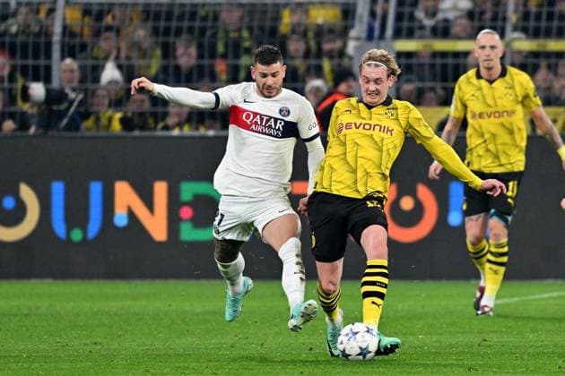 13.12.2023, xsltx, Fussball UEFA Champions League, Borussia Dortmund - Paris St.Germain PSG emspor, v.l. Lucas Hernandez (FC Paris Saint-Germain) Julian Brandt (Borussia Dortmund) Zweikampf, Aktion, action, battle for the ball (DFL DFB REGULATIONS PROHIBIT ANY USE OF PHOTOGRAPHS as IMAGE SEQUENCES and or QUASI-VIDEO) Dortmund