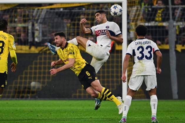 Salih Özcan 6 (Borussia Dortmund) im Zweikampf, Aktion, mit Achraf Hakimi 2 (Paris), Borussia Dortmund vs. Paris Saint-Germain, Fussball, Champions League, Gruppenphase, 13.12.2023 Dortmund Nordrhein-Westfalen Deutschland