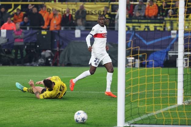 DORTMUND - PSG PHOTOPQR LE PARISIEN Le Parisien Arnaud Journois ; DORTMUND ; 13 12 2023 ; FOOTBALL , LIGUE DES CHAMPIONS UEFA , PHASE DE GROUPES 6E JOURNEE , 13 12 2023 , DORTMUND ( ALLEMAGNE ) , SIGNAL IDUNA PARK BORUSSIA DORTMUND - PARIS SG PHOTO LE PARISIEN ARNAUD JOURNOIS PHOTO LE PARISIEN ARNAUD JOURNOIS Randal Kolo Muani UEFA Champions League group stage soccer match between Borussia Dortmund and Paris Saint-Germain, in Dortmund, Germany, 13 December 2023.