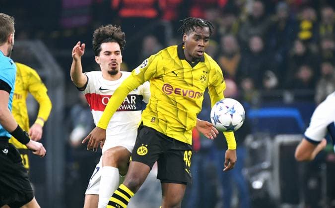 Fussball, Champions League, Deutschland, Herren, Saison 2023 2024, 6. Spieltag, Signal Iduna Park Dortmund: Bor. Dortmund - FC Paris Saint-Germain; Jamie Bynoe-Gittens (BVB), Marquinhos (PSG). Aktion UEFA REGULATIONS PROHIBIT ANY USE OF PHOTOGRAPHS AS IMAGE SEQUENCES AND OR QUASI-VIDEO