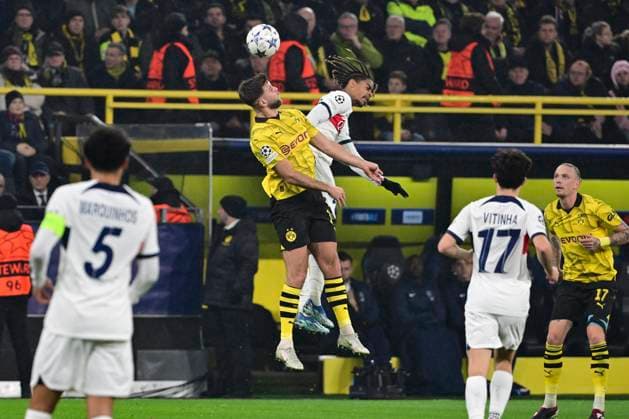 Niclas Fuellkrug 14 (Borussia Dortmund) im Zweikampf, Aktion, mit Nordi Mukiele 26 (Paris Saint-Germain), Borussia Dortmund vs. Paris Saint-Germain, Fussball, Champions League, Gruppenphase, 13.12.2023 Dortmund Nordrhein-Westfalen Deutschland