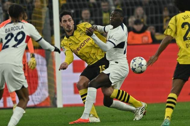 v. li. im Zweikampf Mats Hummels ( 15, Borussia Dortmund) Randal Kolo Muani ( 23, Paris Saint-Germain) 13.12.2023 Fussball, Champions League, Borussia Dortmund vs Paris St. Germain, Signal Iduna Park, Dortmund, NRW Germany