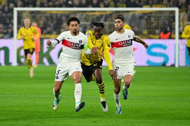 Jamie Jermaine Bynoe-Gittens (Borussia Dortmund) im Zweikampf, Aktion, mit Marquinhos 5 (Paris Saint-Germain) und Achraf Hakimi 2 (Paris Saint-Germain), Borussia Dortmund vs. Paris Saint-Germain, Fussball, Champions League, Gruppenphase, 13.12.2023 Dortmund Nordrhein-Westfalen Deutschland