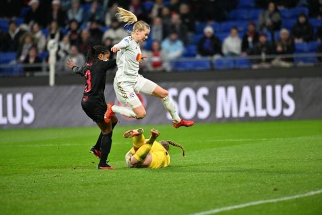 Ada Hegerberg (lyon) vs Aurora Mikalsen (brann) FOOTBALL: Olympique Lyonnais FÂŽminines vs SK Brann - Ligue des Champions FÂŽminine - 13 12 2023 FredericChambert Panoramic 