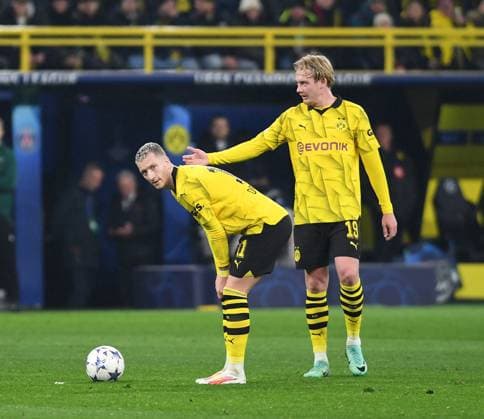 13.12.2023, Dortmund, Germany, Signal-Iduna-Park, Borussia Dortmund vs Paris Saint-Germain - UEFA Champions League 2023 2024 - Group F, Marco Reus (Borussia Dortmund) und Julian Brandt (Borussia Dortmund) schauen (Foto Ralf Treese) Dortmund Signal-Iduna-Park North Rhine-Westphalia Germany
