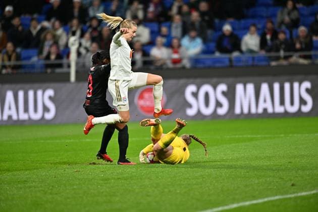 Ada Hegerberg (lyon) vs Aurora Mikalsen (brann) FOOTBALL: Olympique Lyonnais FÂŽminines vs SK Brann - Ligue des Champions FÂŽminine - 13 12 2023 FredericChambert Panoramic 