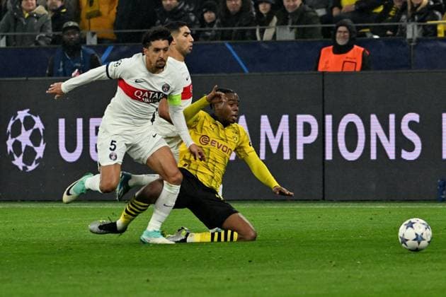 13.12.2023, xsltx, Fussball UEFA Champions League, Borussia Dortmund - Paris St.Germain PSG emspor, v.l. Marquinhos (FC Paris Saint-Germain) Jamie Bynoe-Gittens (Borussia Dortmund) Zweikampf, Aktion, action, battle for the ball (DFL DFB REGULATIONS PROHIBIT ANY USE OF PHOTOGRAPHS as IMAGE SEQUENCES and or QUASI-VIDEO) Dortmund