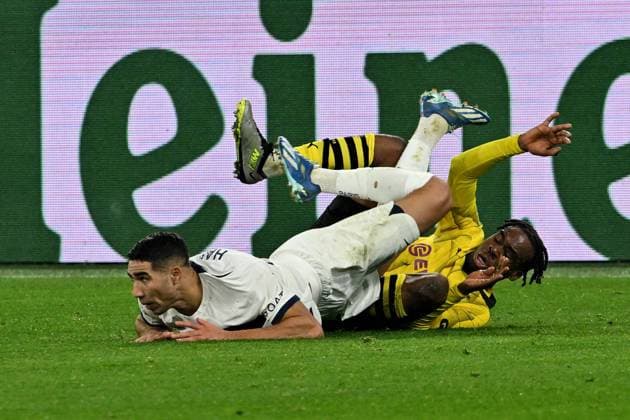 Sport Bilder des Tages 13.12.2023, xsltx, Fussball UEFA Champions League, Borussia Dortmund - Paris St.Germain PSG emspor, v.l. Achraf Hakimi (FC Paris Saint-Germain) Jamie Bynoe-Gittens (Borussia Dortmund) Zweikampf, Aktion, action, battle for the ball (DFL DFB REGULATIONS PROHIBIT ANY USE OF PHOTOGRAPHS as IMAGE SEQUENCES and or QUASI-VIDEO) Dortmund