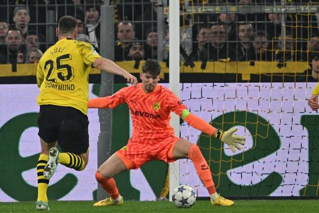 13.12.2023, xsltx, Fussball UEFA Champions League, Borussia Dortmund - Paris St.Germain PSG emspor, v.l. Niklas Suele (Borussia Dortmund) Gregor Kobel (Borussia Dortmund) (DFL DFB REGULATIONS PROHIBIT ANY USE OF PHOTOGRAPHS as IMAGE SEQUENCES and or QUASI-VIDEO) Dortmund