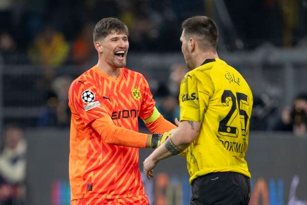 Fußball: Champions League. 6. Spieltag: Borussia Dortmund - Paris St. Germain am 13.12.2023 im Signal-Iduna-Park: Dortmunds Torwart Gregor Kobel (l.) lacht mit Dortmunds Niklas Süle. WICHTIGER HINWEIS: Gemäß den Vorgaben der UEFA ist es untersagt, in dem Stadion und oder vom Spiel angefertigte Fotoaufnahmen in Form von Sequenzbildern und oder videoähnlichen Fotostrecken zu verwerten bzw. verwerten zu lassen. Copyright: xKirchner DavidxInderliedx