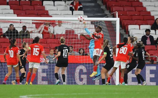 Sport Bilder des Tages Sophia Johannes (Eintracht Frankfurt 1) stand mehr als einmal im Mittelpunkt, Benfica Lissabon vs. Eintracht Frankfurt, Saison 2023-24, Fussball, UEFA Womens Champions League, Gruppe A, 3. Spieltag, 13.12.2023, Benfica Lissabon vs. Eintracht Frankfurt, Saison 2023-24, Fussball, UEFA Womens Champions League, Gruppe A, Gruppenphase, 3. Spieltag, 13.12.2023, Lissabon Copyright: xJoergxNiebergall Eibner-Pressefox EP_JNL