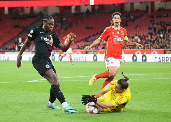 Nicole Anyomi (Eintracht Frankfurt 19), Lena Pauels (Benfica Lissabon 1), Benfica Lissabon vs. Eintracht Frankfurt, Saison 2023-24, Fussball, UEFA Womens Champions League, Gruppe A, 3. Spieltag, 13.12.2023, Benfica Lissabon vs. Eintracht Frankfurt, Saison 2023-24, Fussball, UEFA Womens Champions League, Gruppe A, Gruppenphase, 3. Spieltag, 13.12.2023, Lissabon Copyright: xJoergxNiebergall Eibner-Pressefox EP_JNL