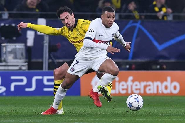 Fußball Champions League Gruppenphase 6. Spieltag Borussia Dortmund - Paris Saint-Germain am 13.12.2023 im Signal Iduna Park in Dortmund Kylian Mbappe ( Paris ), vorne - Mats Hummels ( Dortmund ), hinten