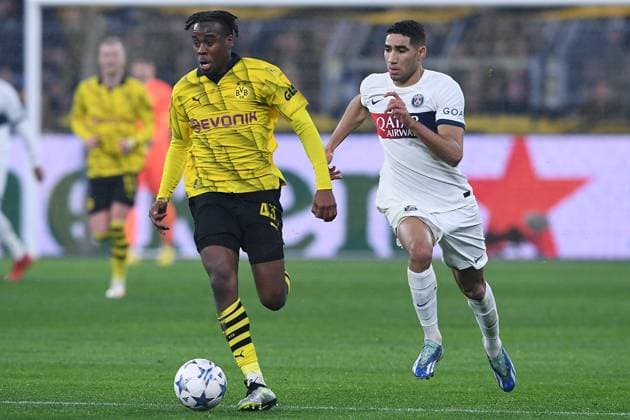Fußball Champions League Gruppenphase 6. Spieltag Borussia Dortmund - Paris Saint-Germain am 13.12.2023 im Signal Iduna Park in Dortmund Jamie Jermaine Bynoe-Gittens ( Dortmund ), links - Achraf Hakimi ( Paris ), rechts