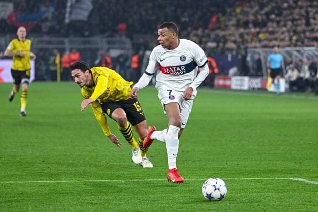 13.12.2023, Fussball, UCL, UEFA Champions League, Gruppenphase, 6. Spieltag, Saison 2023 2024, Borussia Dortmund - Paris St. Germain, Mats Hummels (Borussia Dortmund), Kylian MbappÃ (Paris St. Germain) xRHR-FOTO TKx Copyright: TeresaxKroeger RHR-FOTOx RHR-FOTO TK