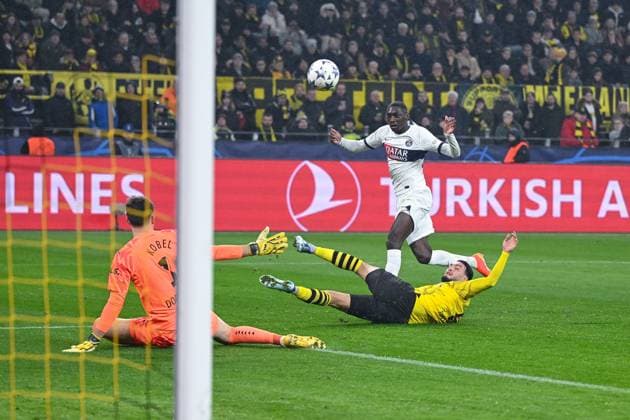 13.12.2023, Fussball, UCL, UEFA Champions League, Gruppenphase, 6. Spieltag, Saison 2023 2024, Borussia Dortmund - Paris St. Germain, Randal Kolo Muani (Paris St. Germain), Ramy Bensebaini (Borussia Dortmund), Torwart Gregor Kobel (Borussia Dortmund) xRHR-FOTO TKx Copyright: TeresaxKroeger RHR-FOTOx RHR-FOTO TK