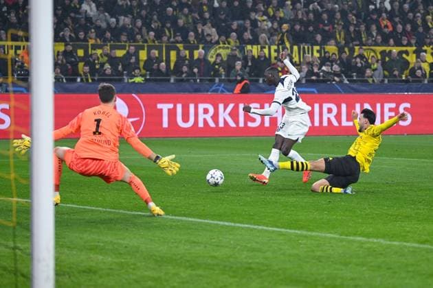 13.12.2023, Fussball, UCL, UEFA Champions League, Gruppenphase, 6. Spieltag, Saison 2023 2024, Borussia Dortmund - Paris St. Germain, Randal Kolo Muani (Paris St. Germain), Ramy Bensebaini (Borussia Dortmund), Torwart Gregor Kobel (Borussia Dortmund) xRHR-FOTO TKx Copyright: TeresaxKroeger RHR-FOTOx RHR-FOTO TK
