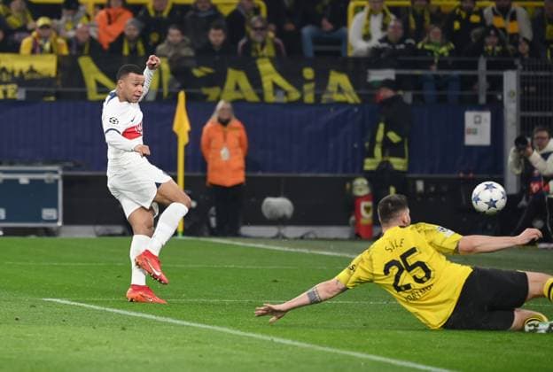 Niklas Süle (Borussia Dortmund), Niklas Suele, re., rettet gegen Kylian Mbappe (Paris Saint Germain) 13.12.2023, Fussball Champions League, Saison 2023 2024, Vorrunde, 6. Spieltag, Borussia Dortmund - Paris Saint Germain Dortmund Signal Iduna Park Nordrhein Westfalen Deutschland