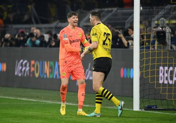 Torwart Gregor Kobel (Borussia Dortmund), Niklas Süle (Borussia Dortmund), Niklas Suele, v.li. 13.12.2023, Fussball Champions League, Saison 2023 2024, Vorrunde, 6. Spieltag, Borussia Dortmund - Paris Saint Germain Dortmund Signal Iduna Park Nordrhein Westfalen Deutschland