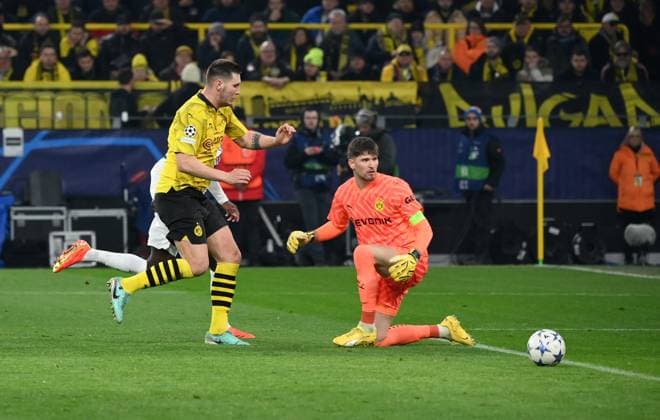 Kylian Mbappe (Paris Saint Germain), li., verd., scheitert knapp, rechts Niklas Süle (Borussia Dortmund), Niklas Suele, Torwart Gregor Kobel (Borussia Dortmund) 13.12.2023, Fussball Champions League, Saison 2023 2024, Vorrunde, 6. Spieltag, Borussia Dortmund - Paris Saint Germain Dortmund Signal Iduna Park Nordrhein Westfalen Deutschland