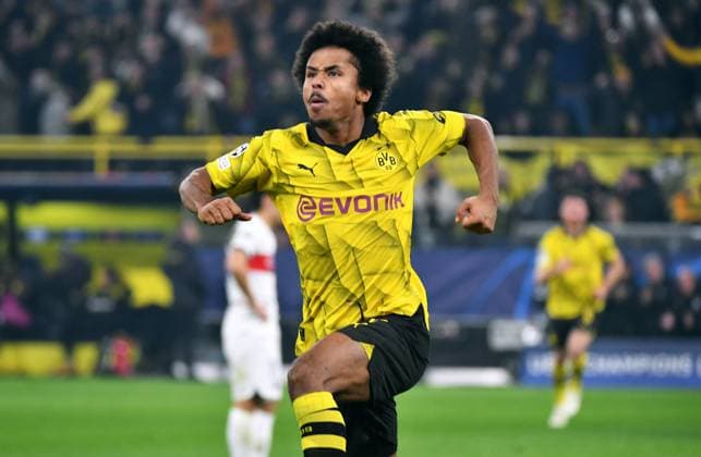Fussball, Champions League, Deutschland, Herren, Saison 2023 2024, 6. Spieltag, Signal Iduna Park Dortmund: Bor. Dortmund - FC Paris Saint-Germain; Jubel Karim Adeyemi (BVB) nach seinem Tor zum 1:0. Jubel, Freude, Aktion. UEFA REGULATIONS PROHIBIT ANY USE OF PHOTOGRAPHS AS IMAGE SEQUENCES AND OR QUASI-VIDEO