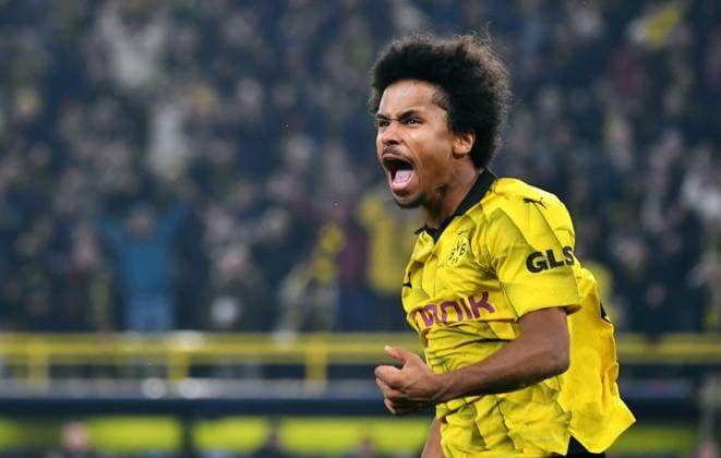 Sport Bilder des Tages Fussball, Champions League, Deutschland, Herren, Saison 2023 2024, 6. Spieltag, Signal Iduna Park Dortmund: Bor. Dortmund - FC Paris Saint-Germain; Jubel Karim Adeyemi (BVB) nach seinem Tor zum 1:0. Jubel, Freude, Aktion. UEFA REGULATIONS PROHIBIT ANY USE OF PHOTOGRAPHS AS IMAGE SEQUENCES AND OR QUASI-VIDEO