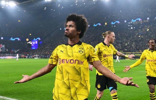 Fussball, Champions League, Deutschland, Herren, Saison 2023 2024, 6. Spieltag, Signal Iduna Park Dortmund: Bor. Dortmund - FC Paris Saint-Germain; Jubel Karim Adeyemi (BVB) nach seinem Tor zum 1:0. Jubel, Freude, Aktion. UEFA REGULATIONS PROHIBIT ANY USE OF PHOTOGRAPHS AS IMAGE SEQUENCES AND OR QUASI-VIDEO
