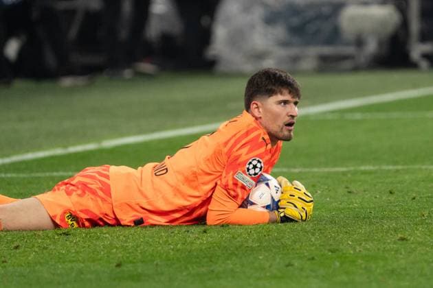 GER, Champions League, Borussia Dortmund vs Paris Saint-Germain 13.12.2023, Signal Iduna Park, Dortmund, GER, Champions League, Borussia Dortmund vs Paris Saint-Germain Im Bild: Gregor Kobel (BV Borussia Dortmund, 1) am Boden, Gestik, Mimik, Emotionen, Ball in der Hand