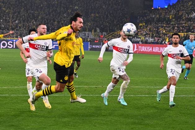 13.12.2023, xsltx, Fussball UEFA Champions League, Borussia Dortmund - Paris St.Germain PSG emspor, v.l. Mats Hummels (Borussia Dortmund) (DFL DFB REGULATIONS PROHIBIT ANY USE OF PHOTOGRAPHS as IMAGE SEQUENCES and or QUASI-VIDEO) Dortmund
