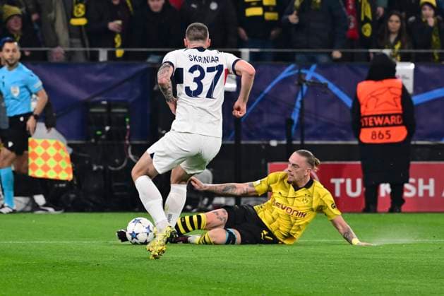 Marius Wolf 17 (Borussia Dortmund), Borussia Dortmund vs. Paris Saint-Germain, Fussball, Champions League, Gruppenphase, 13.12.2023 Dortmund Nordrhein-Westfalen Deutschland