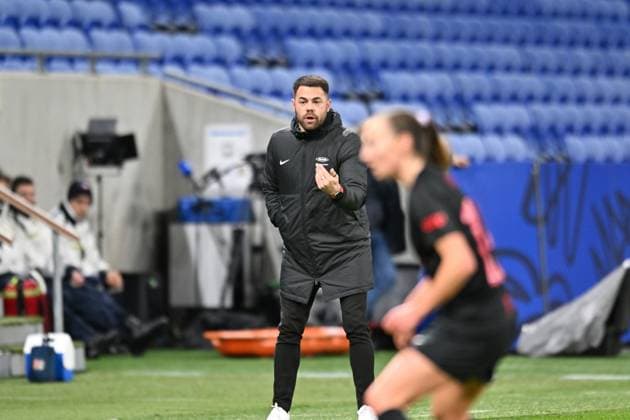 Mesterligaen kvinner: Lyon Brann Lyon, Frankrike 20231213. Branns trener Martin Peter Ho under mesterligakampen i fotball mellom Lyon og Brann i Lyon i Frankrike. Foto: Mourad Allili NTB Lyon Frankrike EDITORIAL USE ONLY. RESTRICTED USE FOR BETTING COMPANIES Ref:_SPOGpuoobsL190.jpg  Copyright: xMouradxAllilix xNTBx