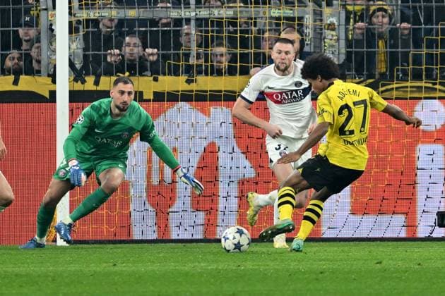 13.12.2023, xsltx, Fussball UEFA Champions League, Borussia Dortmund - Paris St.Germain PSG emspor, v.l. Karim Adeyemi (Borussia Dortmund) erzielt das Tor zum scores the goal 1:0 Gianluigi Donnarumma (FC Paris Saint-Germain) (DFL DFB REGULATIONS PROHIBIT ANY USE OF PHOTOGRAPHS as IMAGE SEQUENCES and or QUASI-VIDEO) Dortmund