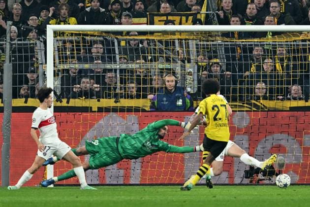 13.12.2023, xsltx, Fussball UEFA Champions League, Borussia Dortmund - Paris St.Germain PSG emspor, v.l. Karim Adeyemi (Borussia Dortmund) erzielt das Tor zum scores the goal 1:0 Gianluigi Donnarumma (FC Paris Saint-Germain) (DFL DFB REGULATIONS PROHIBIT ANY USE OF PHOTOGRAPHS as IMAGE SEQUENCES and or QUASI-VIDEO) Dortmund