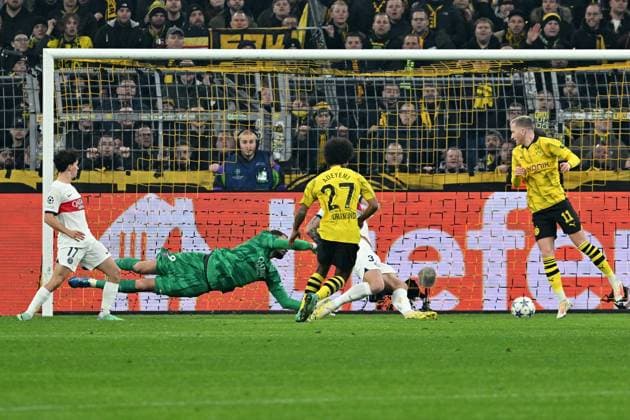 Sport Bilder des Tages 13.12.2023, xsltx, Fussball UEFA Champions League, Borussia Dortmund - Paris St.Germain PSG emspor, v.l. Karim Adeyemi (Borussia Dortmund) erzielt das Tor zum scores the goal 1:0 Gianluigi Donnarumma (FC Paris Saint-Germain) (DFL DFB REGULATIONS PROHIBIT ANY USE OF PHOTOGRAPHS as IMAGE SEQUENCES and or QUASI-VIDEO) Dortmund