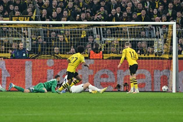 13.12.2023, xsltx, Fussball UEFA Champions League, Borussia Dortmund - Paris St.Germain PSG emspor, v.l. Karim Adeyemi (Borussia Dortmund) erzielt das Tor zum scores the goal 1:0 Gianluigi Donnarumma (FC Paris Saint-Germain) (DFL DFB REGULATIONS PROHIBIT ANY USE OF PHOTOGRAPHS as IMAGE SEQUENCES and or QUASI-VIDEO) Dortmund