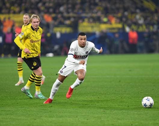 13.12.2023, Dortmund, Germany, Signal-Iduna-Park, Borussia Dortmund vs Paris Saint-Germain - UEFA Champions League 2023 2024 - Group F, Julian Brandt (Borussia Dortmund) und Kylian Mbappe (Paris Saint-Germain) im Zweikampf (Foto Ralf Treese) Dortmund Signal-Iduna-Park North Rhine-Westphalia Germany