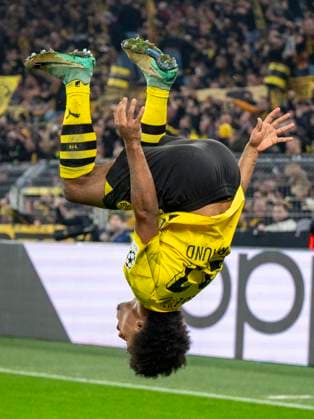 Fußball: Champions League. 6. Spieltag: Borussia Dortmund - Paris St. Germain am 13.12.2023 im Signal-Iduna-Park: Dortmunds Karim Adeyemi jubelt nach seinem Tor zum 1:0. WICHTIGER HINWEIS: Gemäß den Vorgaben der UEFA ist es untersagt, in dem Stadion und oder vom Spiel angefertigte Fotoaufnahmen in Form von Sequenzbildern und oder videoähnlichen Fotostrecken zu verwerten bzw. verwerten zu lassen. Copyright: xKirchner DavidxInderliedx