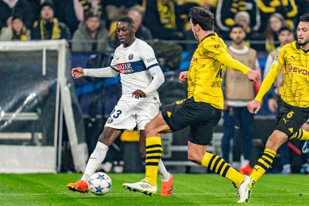 Randal Kolo Muani (Paris Saint-Germain, 23) Mats Hummels (Borussia Dortmund, 15) Ramy Bensebaini (Borussia Dortmund, 5) Borussia Dortmund vs. Paris Saint-Germain, Fussball, UEFA Champions League, 6. Spieltag, 13.12.2023 DFL REGULATIONS PROHIBIT ANY OUSE OF PHOTOGRAPHS AS IMAGE SEQUENCES AND OR QUASI-VIDEO Borussia Dortmund vs. Paris Saint-Germain, Fussball, UEFA Champions League, 6. Spieltag, 13.12.2023 Dortmund Copyright: xEibner-Pressefoto BahhoxKarax EP_BVB