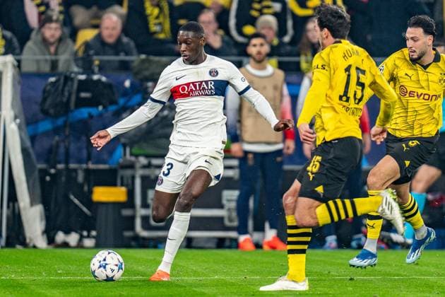 Randal Kolo Muani (Paris Saint-Germain, 23) Mats Hummels (Borussia Dortmund, 15) Ramy Bensebaini (Borussia Dortmund, 5) Borussia Dortmund vs. Paris Saint-Germain, Fussball, UEFA Champions League, 6. Spieltag, 13.12.2023 DFL REGULATIONS PROHIBIT ANY OUSE OF PHOTOGRAPHS AS IMAGE SEQUENCES AND OR QUASI-VIDEO Borussia Dortmund vs. Paris Saint-Germain, Fussball, UEFA Champions League, 6. Spieltag, 13.12.2023 Dortmund Copyright: xEibner-Pressefoto BahhoxKarax EP_BVB