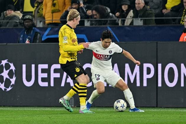 13.12.2023, xsltx, Fussball UEFA Champions League, Borussia Dortmund - Paris St.Germain PSG emspor, v.l. Julian Brandt (Borussia Dortmund) Kang-in Lee (FC Paris Saint-Germain) Zweikampf, Aktion, action, battle for the ball (DFL DFB REGULATIONS PROHIBIT ANY USE OF PHOTOGRAPHS as IMAGE SEQUENCES and or QUASI-VIDEO) Dortmund