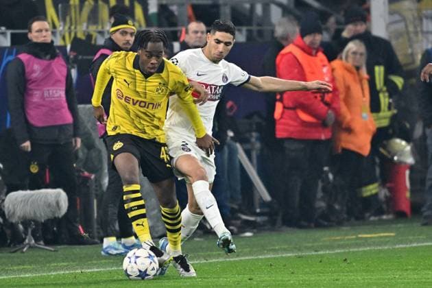 13.12.2023, xsltx, Fussball UEFA Champions League, Borussia Dortmund - Paris St.Germain PSG emspor, v.l. Jamie Bynoe-Gittens (Borussia Dortmund) Achraf Hakimi (FC Paris Saint-Germain) Zweikampf, Aktion, action, battle for the ball (DFL DFB REGULATIONS PROHIBIT ANY USE OF PHOTOGRAPHS as IMAGE SEQUENCES and or QUASI-VIDEO) Dortmund