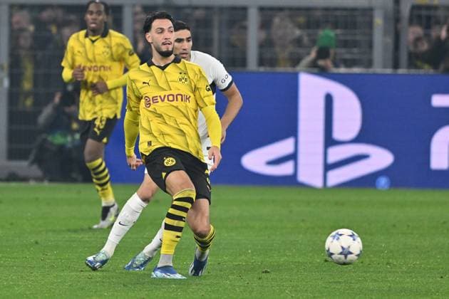 13.12.2023, xsltx, Fussball UEFA Champions League, Borussia Dortmund - Paris St.Germain PSG emspor, v.l. Ramy Bensebaini (Borussia Dortmund) Achraf Hakimi (FC Paris Saint-Germain) Zweikampf, Aktion, action, battle for the ball (DFL DFB REGULATIONS PROHIBIT ANY USE OF PHOTOGRAPHS as IMAGE SEQUENCES and or QUASI-VIDEO) Dortmund